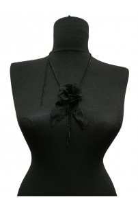 Siyah Çiçek Detaylı  Kolye