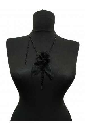 Siyah Çiçek Detaylı  Kolye
