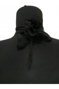 Siyah Çiçek Detaylı  Kolye