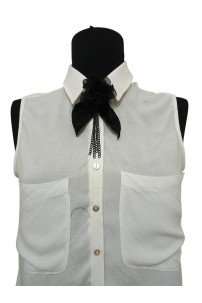 Siyah Çiçek Detaylı  Kolye