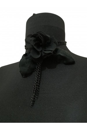 Siyah Çiçek Detaylı  Kolye